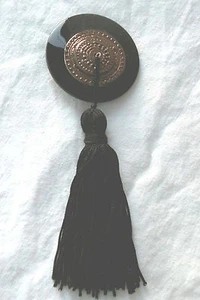 * BIJOU FANTAISIE ANCIENNE BROCHE RONDE A POMPOM - Picture 1 of 3