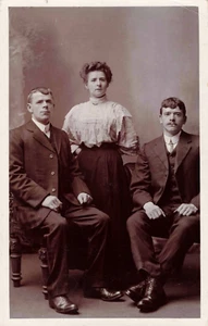Foto di famiglia, donna e due fratelli?, Gaskell, cartolina vintage RPPC vera foto - Foto 1 di 2
