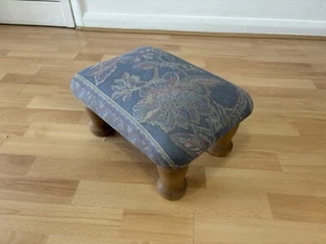 Stunning Vintage Footstool Foot Rest With Floral Design & Solid Wooden Legs - Picture 1 of 21