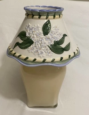 Candle-Lite Sundried 亚麻 18 盎司蜡烛带花卉陶瓷灯罩 — 第 1/4 张图片