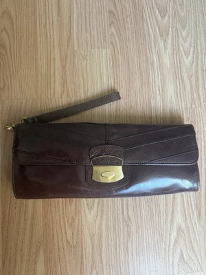 Bolso de mano/muñequera Charles David marrón oscuro Foto 1 de 4