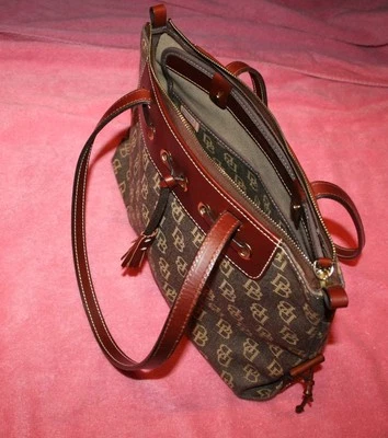 Bolso de mano Dooney & Bourke Inc, con logotipo DB M6074478 Foto 1 de 4