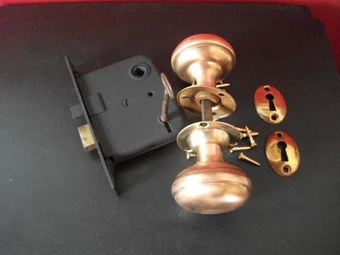 Vintage Mortise Lock with 2 1/4" Polished Brass Knobs w/key - Rev. Latch w/hrdwe Cover