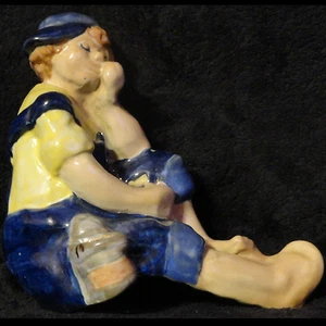 Louisville Stoneware: Niño sentado en el borde del muelle, estatuilla, estatua - Imagen 1 de 5