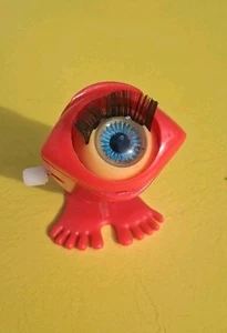 Vintage ungewöhnlicher Aufziehaugapfel mit Wimpern rot 60er Jahre (nicht funktionsfähig) - Bild 1 von 6