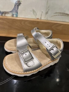 Clarks Infant Girls Size 4.5F Silver Leather Flat Crown Sandals 4.5 F - Picture 1 of 7