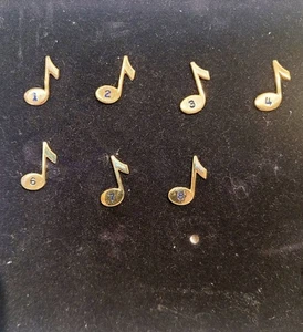 (8) QUAVER MUSIKALISCHE ACHTENNOTEN ANSTECKNADELN, NUMMERIERT + TENOR BARBERSHOP ANSTECKNADEL - Bild 1 von 5
