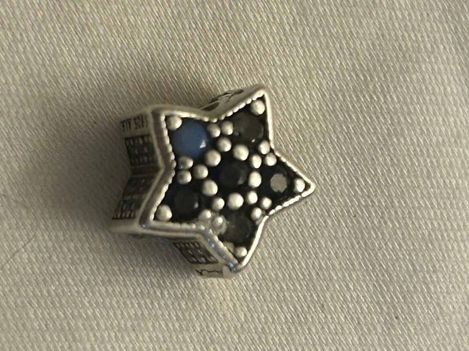 Auténtico Dije Estrella Brillante Pandora 925 con Cristal Azul #796379NSBMX Foto 1 de 1