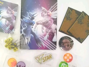 Menge 12 Pokémon TCG Artikel Neu Inkl Notebook Karte Tragetasche 2 Hüllen... - Bild 1 von 7