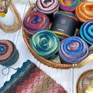 Hilo Hobbii UNIVERSE $13 | 98% Acrílico 2% Poliéster - Imagen 1 de 36