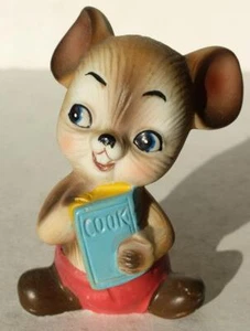 Mouse Figurine Holding Cookbook Ceramic Hand Painted Lefton Made in Japan CUTE - - Imagen 1 de 1