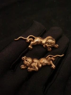 Menuki tipo japonés para wakziashi, patrón de tigre dorado grande Y075 Foto 1 de 4