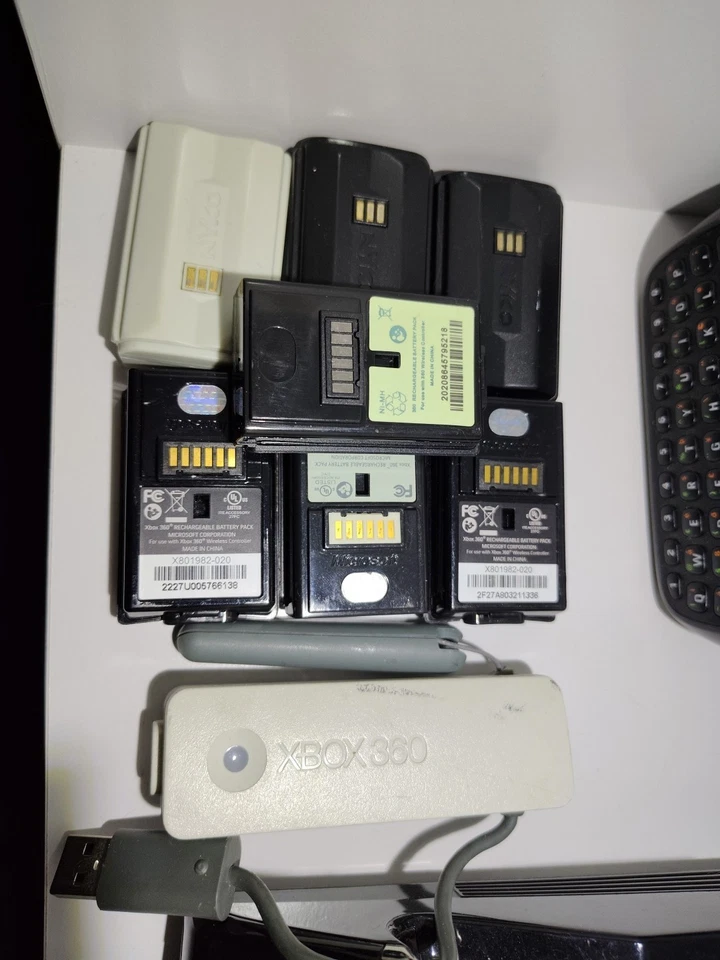 批量 7 件 Xbox 360 可充电电池组和 WiFi 适配器  — 第 1/1 张图片
