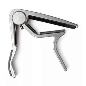 Guitarra Acústica Dunlop JD 84FS Flat Trigger Capo en Plata Ahumada - Imagen 1 de 2