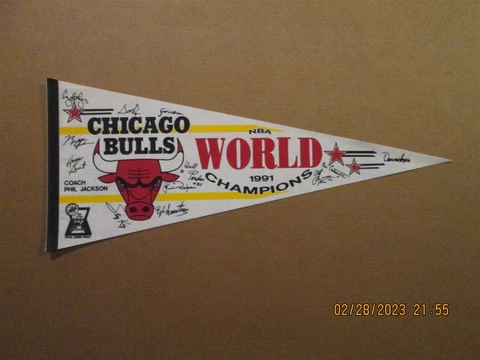 NBA Chicago Bulls Vintage 1991 World Champions Facsimile Autographed Pennant Cover
