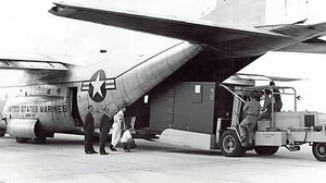 1968 Vintage Photo US Air Force load cargo on Lockheed C-130 Hercules at MacDill - Picture 1 of 2