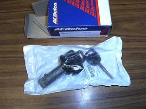 NEW GM IGNITION SWITCH OEM 19240043 - Picture 1 of 1