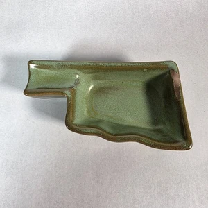 Cenicero Frankoma Pottery Oklahoma en forma de Will Rogers Memorial 461 esmalte verde - Imagen 1 de 2