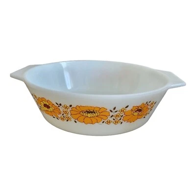1970s Vintage Pyrex Sunflower Casserole Dish 22cm/8.5" - Image 1 of 4