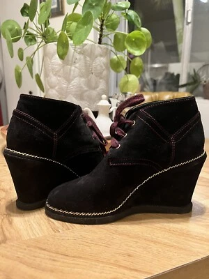 Botín de cuña Chanel de gamuza negro con ribete de eslabones de cadena + logotipo CC dorado talla 35 o EE. UU. 5 Foto 1 de 4