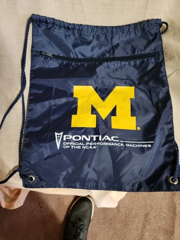 UNIVERSITY OF MICHIGAN NYLON CARRY BAG WITH ZIPPER POUCH Cover