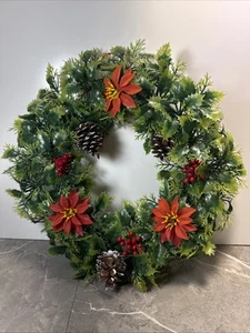 Vintage künstliche Kunststoff Stechpalme mit Weihnachtsstern Beeren Grannycore Dekor Kranz - Bild 1 von 10