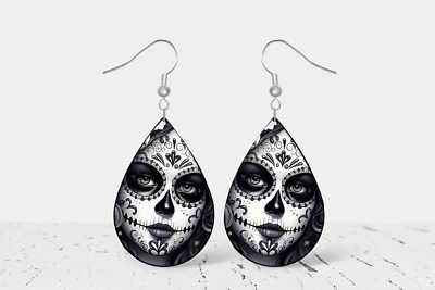 Pendientes colgantes de madera con estampado de lágrima de calavera de azúcar blanco y negro para mujer Foto 1 de 4