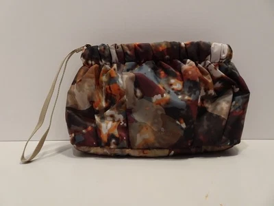 Bolsa de pulso Vince Camuto náilon Harlo lavável aquarela marrom neutra - Imagem 1 de 4