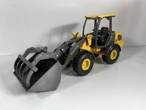 Nuevo cargador de ruedas Ray 32206 1:18 Volvo L25 con canastilla y garras - Imagen 1 de 9
