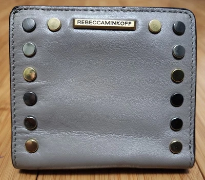 Cartera cuadrada pequeña para mujer Rebecca Minkoff gris cuero tachuelas doble cremallera tarjeta Foto 1 de 4
