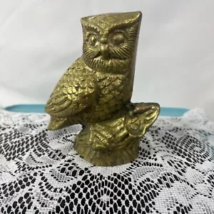 Statuina gufo ottone bronzo vintage appollaiato su ceppo albero gufo ottone alto 5" - Foto 1 di 7