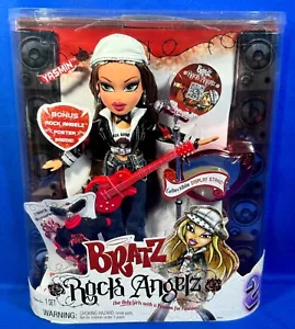 YASMIN Fashion Doll BRATZ ROCK ANGELZ 20 anni ABITI chitarra STAND T-shirt - Foto 1 di 7