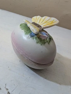 Vintage Biskuit Porzellan Ei Schmuckschatulle 3D Schmetterling und Blumen auf Deckel - Bild 1 von 18