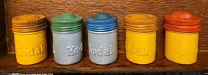 Contenedor de 5 botes de película metálica Kodak vintage tapa multicolor en relieve 35 mm - Imagen 1 de 6