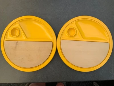 2 Frühstücks-Kunststoffteller mit integriertem Eierbecher und Holzbrettchen - Bild 1 von 2