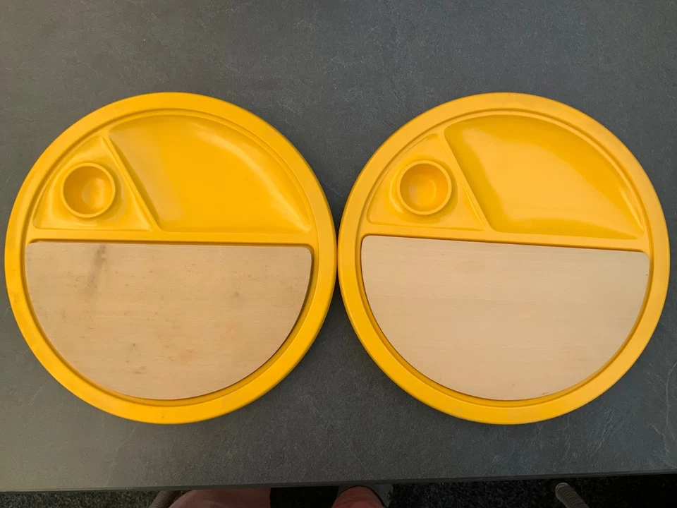 2 Frühstücks-Kunststoffteller mit integriertem Eierbecher und Holzbrettchen - Bild 1 von 2