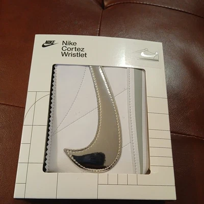 Nike Cortez Muñequera Tarjeta Billetera Blanco Metálico Plata Swoosh Nuevo en Caja Foto 1 de 4