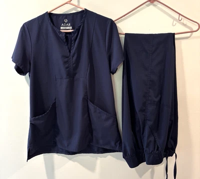 Conjunto Médico y Pantalones ADAR Addition Para Mujer Medio Azul Marino Mejorados Cuello en V RN144859 Foto 1 de 4