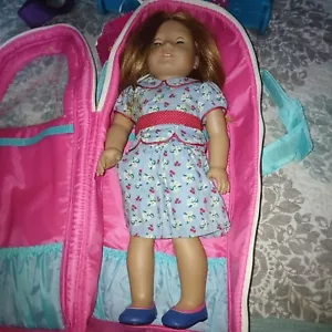 BAMBOLA AMERICAN GIRL Emily Bennet buone condizioni abbigliamento macchia viene fornita con custodia - Foto 1 di 8