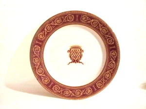 SHENANGO CHINA 10-1/2" DINNER PLATE 1968 ELEGANT HOTEL RED AND GOLD COAT OF ARMS - Picture 1 of 6