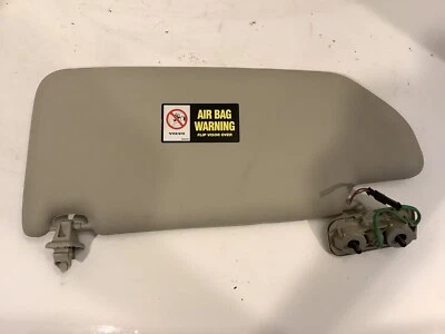 Солнцезащитный козырек со стороны пассажира 2002 Volvo V70 XC подходит для 2001-2004 годов выпуска и поставляется с зажимом - Изображение 1 из 4