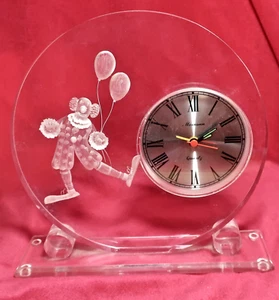 Adorable Reloj de Cuarzo Vintage Por Mornsum Grabado Payaso Lucite 7.5" Escritorio Abrigo - Imagen 1 de 10
