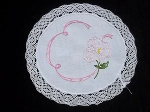 Vintage Stickerei Rosa Blume Deckchen Spitze Rand Floral Emb 8,5 Zoll CD158 - Bild 1 von 8