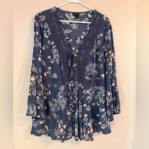 Torrid Bluse Oberteil Damen 0 Large blau geblümt Boho Baby Puppe Guaze Häkelspitze - Bild 1 von 11