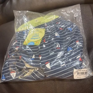 iPlay Costume da Bagno Ragazzo con Pannolino Integrato Pantaloncini 6 Mesi Blu Barche NUOVO - Foto 1 di 4