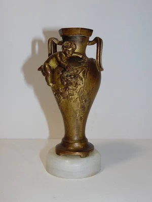 Art Nouveau: Vase en bronze au décor de chérubin ou putto. - Photo 1/4