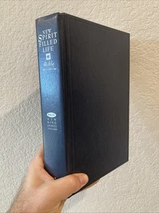 New Spirit Filled Life Bible: Kingdom Equipping Through the Power of the Word - Picture 1 of 12