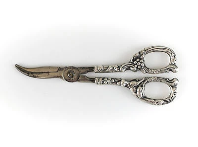 Tijeras de uva Watson Mfg Co de plata esterlina con mango perseguido a mano, c1930  Foto 1 de 3