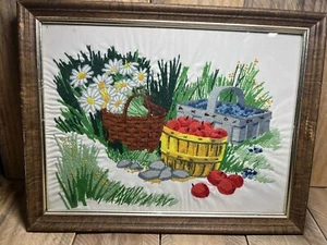 Crewel bestickter Korb Obst Blumen Szene Bild gerahmte Kunst 12” x 16” - Bild 1 von 8