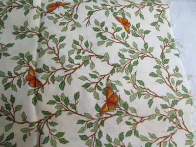 奶油色印花面料带绿色藤蔓和君主蝴蝶 42 英寸宽 x 28 英寸长 — 第 1/4 张图片